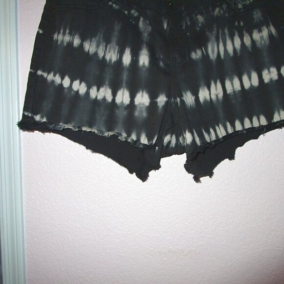TORRID Tie-Dye DENIM Size 22 Midi SHORTS High Rise STRETCH Black FRINGE Jean - Picture 4 of 11
